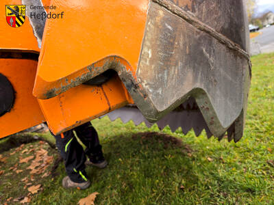 Die beiden Schalen des Baumspatens sind mit Zähnen versehen und beißen sich mühelos in die Erde, um ein Pflanzloch mit 3 Meter Durchmesser auszuheben. 