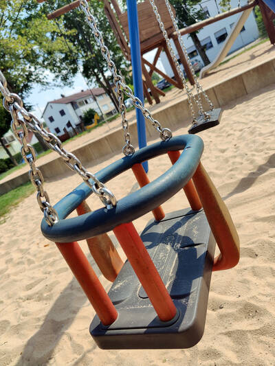 Kleinkindschaukel am Spielplatz in Heßdorf am Sportplatz