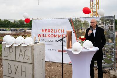Ralph Büchele, Geschäftsführer BayernHeim GmbH betonten in seiner Rede, es sei "ein wichtiger Schritt für die Region, dass wir nun in Heßdorf den Grundstein für ein generationenübergreifendes Wohnkonzept legen".