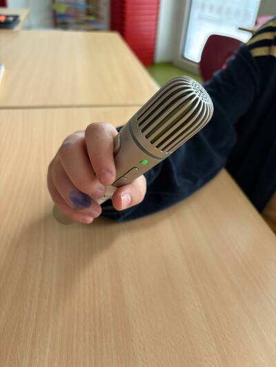 Das Handmikrofon sorgt dafür, dass auch Wortbeiträge der Schüler über die Lautsprechersäule und direkt in die Hörsysteme übertragen werden.
