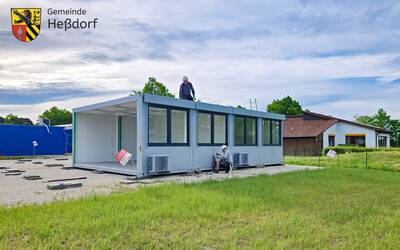 Die Container können einzeln (etwa als Sozialraum) genutzt oder auch zu größeren Einheiten wie etwa Gruppenräumen verbunden werden. Insgesamt bietet die erweiterte Containeranlage Platz für sechs Gruppen.