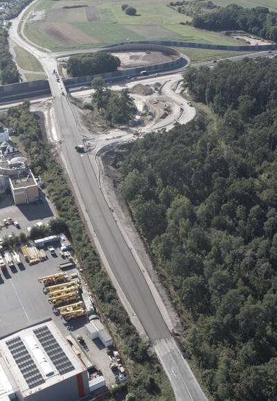 Links im Bild der Gewerbepark Heßdorf mit dem Hotel und der Firma "Baukrane Schaz". Gut zu sehen: die ehemalige Verschwenkung der St2240 vor der Brücke ist nun Geschichte, was auch die Verkehrssicherheit erhöht.