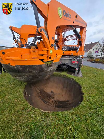 Ergebnis war nach nicht mal einer Minute ein etwa anderthalb Meter tiefes Loch in der Wiese zwischen Rathaus und Erlanger Straße. 