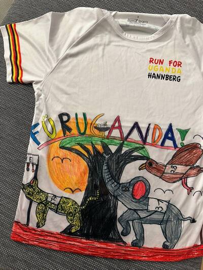 Die neuen Funktionsshirts kommen mit Zeichnungen von Schülerinnen und Schülern der Grundschulen aus Adelsdorf und Hannberg, die einen eigens dafür ausgeschriebenen Wettbewerb gewonnen hatten.
