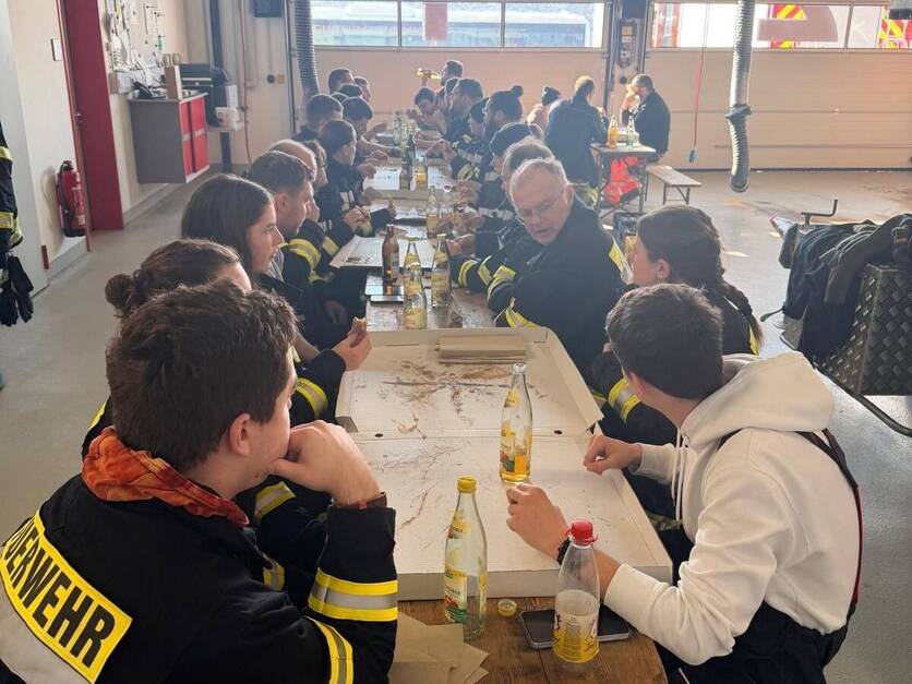 Gemeinsames Pizzaessen der Feuerwehren als Dankeschön für den Einsatz