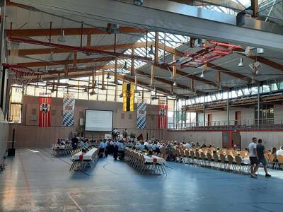 Am späten Nachmittag war der Aufbau abgeschlossen und die Sporthalle Seebachgrund festlich geschmückt. Nun konnten die Gäste kommen.