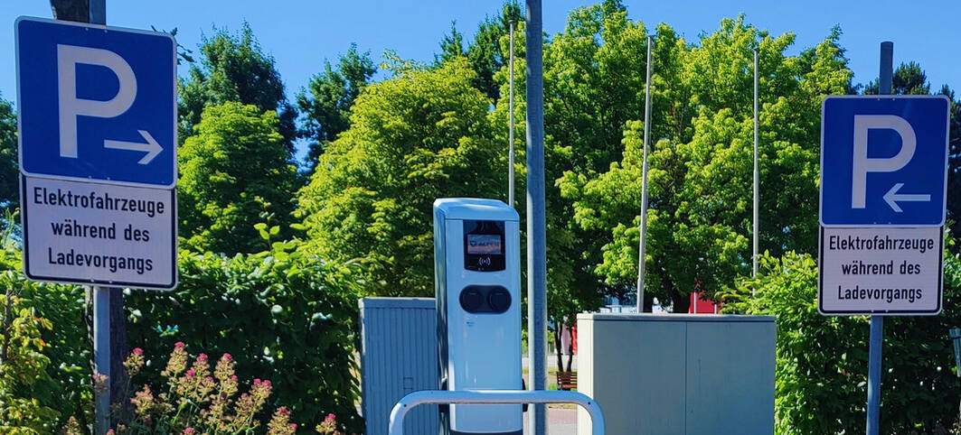 Parkplatz für Elektrofahrzeuge am Rathaus Heßdorf