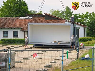 Dort werden die ca. 2,3 Tonnen schweren Container von drei Arbeiten entgegengenommen...
