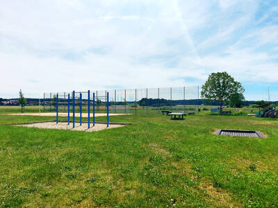 Das Freizeitgelände Untermembach umfasst einen großen Rasenplatz mit Trimm-Dich-Geräten, Trampolin, Fußball- und Volleyballplatz sowie Tischtennisplatten.