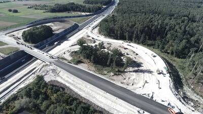 Die St2240 und die Autobahnanschlussstelle Erlangen-West in Richtung Würzburg/Frankfurt (rechts oben im Bild)