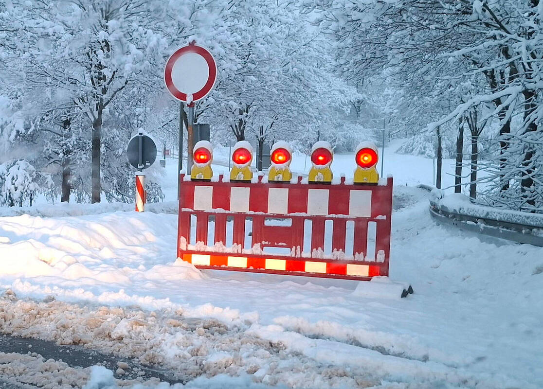 Straßensperrung wegen Schneebruch