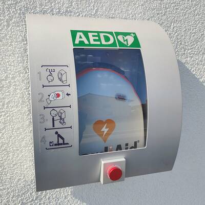 Der Defibrillator ist öffentlich zugänglich. Und keine Angst vor der Nutzung: Sie werden durch den Prozess geleitet und können nichts "falsch" machen. Falsch wäre in einer medizinischen Notsituation nur, NICHT zu helfen!