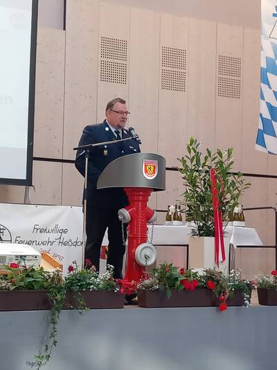 Nach Landrat Alexander Tritthart und Kreisbrandrat Matthias Rocca folgte die Ansprache des 1. Kommandanten der Heßdorfer Feuerwehr, Peter Bock. 