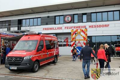 Nach anfänglich schlechtem Wetter mit Regengüssen klarte es pünktlich zu Veranstaltungsbeginn auf und es strömten zahlreiche Besucher zum Feuerwehrhaus in der Hannberger Straße.