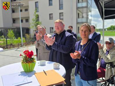 Der Einladung zur Veranstaltung war auch die Zweite Bürgermeisterin der Gemeinde Heßdorf, Anja Willert (r.) und mehrere Gemeinderäte gefolgt.
