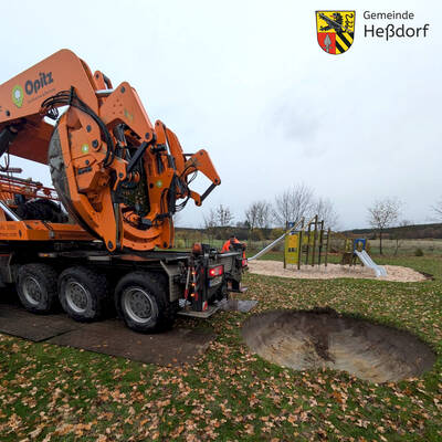 Auch auf dem neuen Spielplatz, der gerade in Hesselberg entsteht, wurde ein Pflanzloch für einen Baum vorbereitet.
