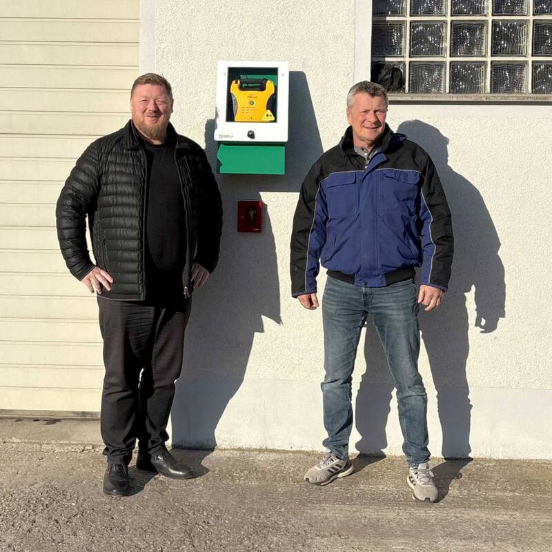 Neuer AED Defibrillator Mittelmembach