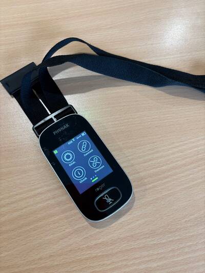 Der zentrale, intuitive Handsender für die Lehrkraft. Über die „Connect“-Taste können Schüler-Empfänger und weitere Komponenten einfach per Knopfdruck ins System eingebunden werden.