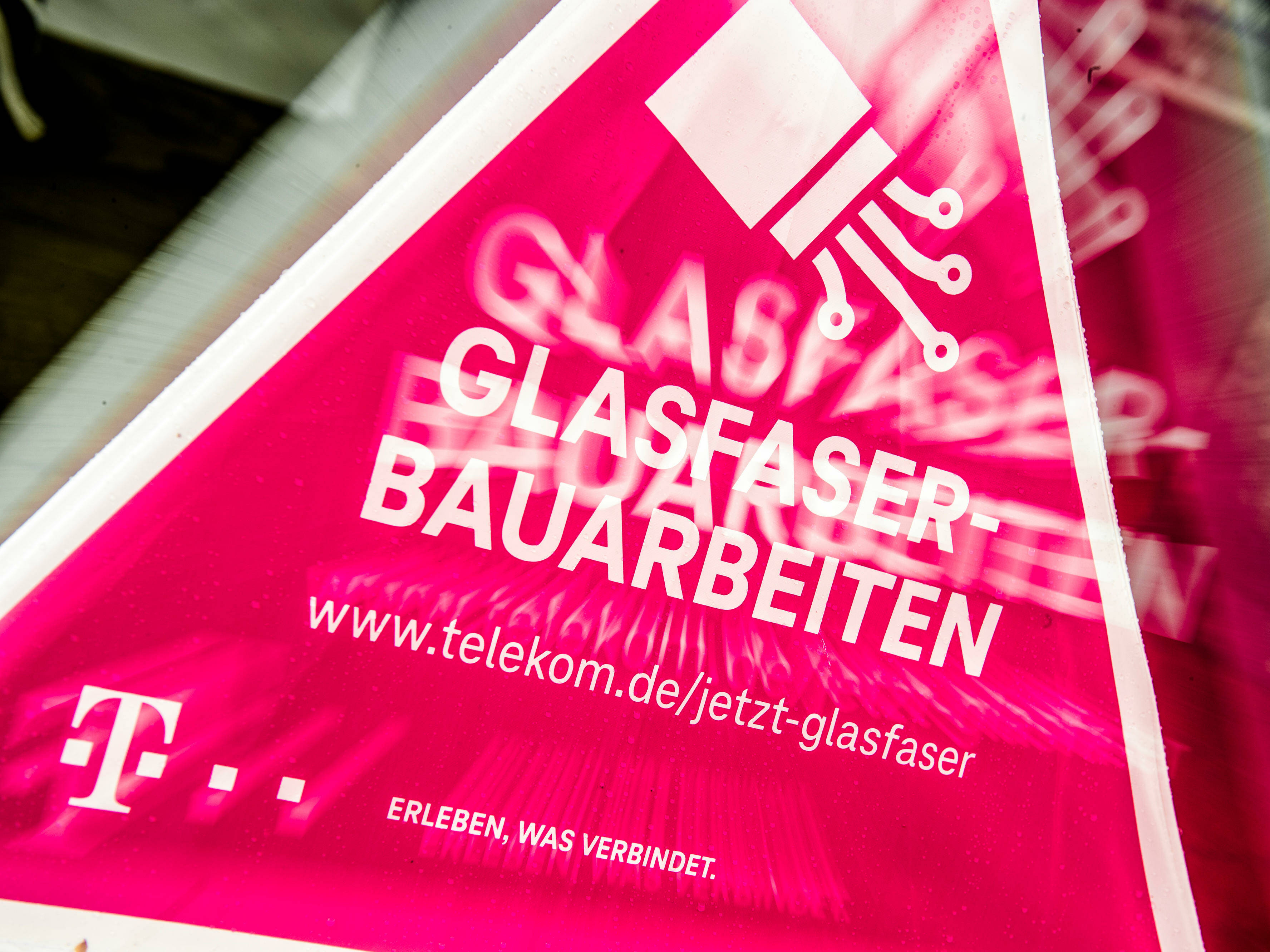 Sperrungen im Gewerbepark Heßdorf wegen Telekom Glasfaserausbau (Bauabschnitt 4) vom 15.05. - 30.06.2022