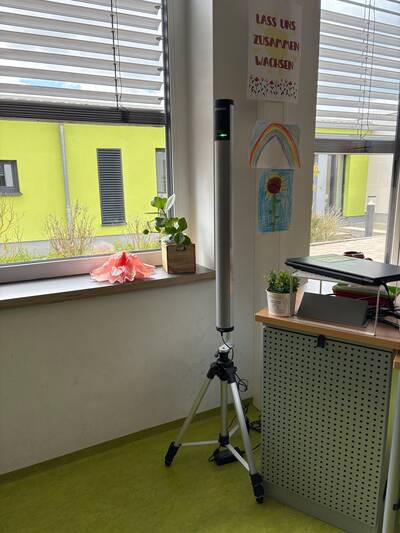 Die Lautsprechersäule sorgt für eine präzise Schallverteilung in Räumen bis 100 m². Sie misst den Lärmpegel und regelt die Lautstärke dynamisch nach.