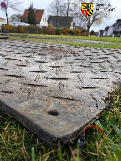 Um ein Einsinken des 38 Tonnen schwere Spezialfahrzeuges auf der vom Regen der letzten Tage durchnässten und leicht aufgeweichten Grünfläche zu verhindern, wurden Stahlmatten ausgelegt. 