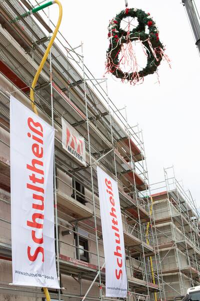 Der Richtkranz zwischen den Bannern der Firma Schultheiß war ein Hingucker.