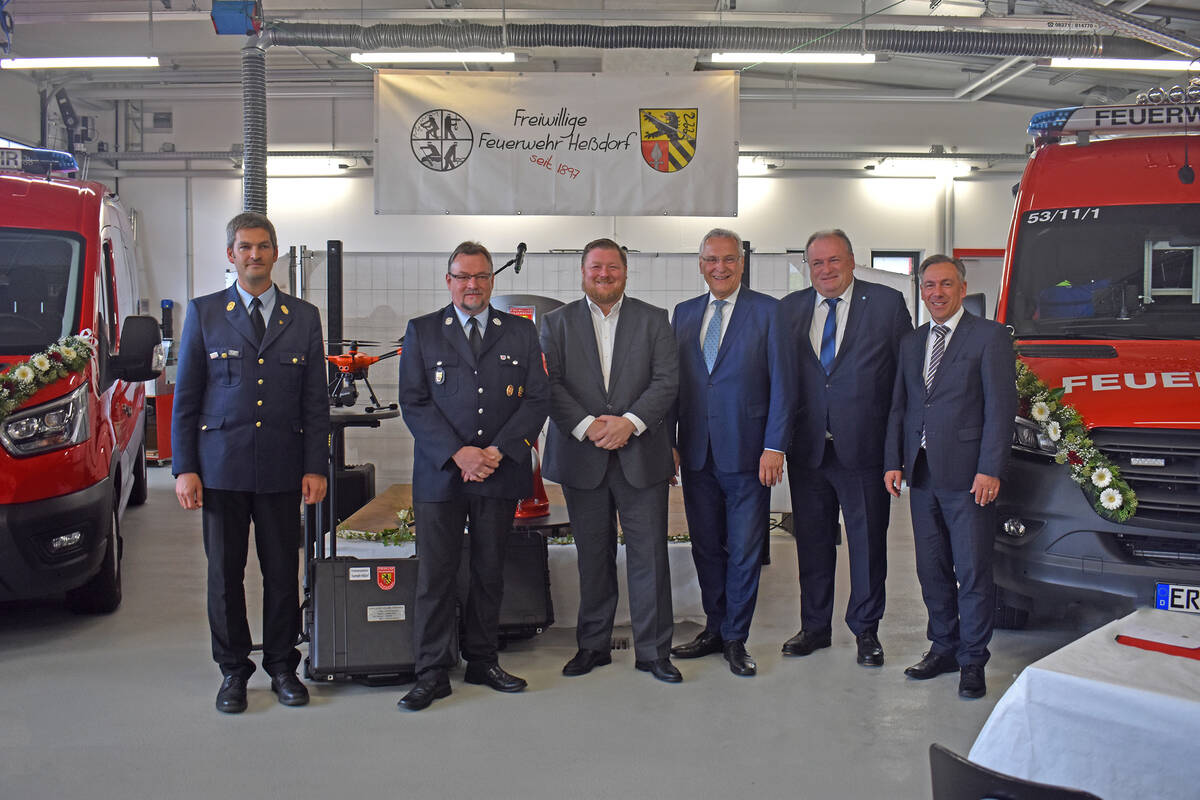 Einweihung des Feuerwehrhauses Heßdorf am 25.09.2022 - Kreisbrandrat Matthias Rocca, 1. Kommandant Peter Bock, 2. Bürgermeister Axel Gotthardt, Innenminister Joachim Herrmann, MdL Walter Nussel und Landrat Alexander Tritthart (v. l.)