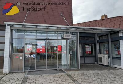 Am 15. Februar 2023 war der letzte Öffnungstag der Sparkassenfiliale am Rathaus Heßdorf. Am Morgen wurde bereits der Schriftzug über dem Eingang abmontiert.