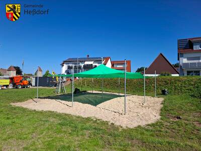 Den Sandkasten lieben alle Kinder! Er hat auch eine Beschattung mittels Sonnensegel-Dach erhalten.