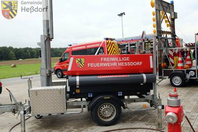 Damit die Einsatzkräfte auch im Dunklen etwas sehen leuchten sie die Einsatzstelle etwa mit solchen Anhängern (mit mobilen Generatoren und Lichtmasten) aus.