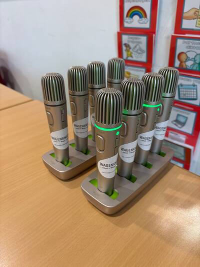 Die Ladestation ermöglicht das gleichzeitige, sichere Aufladen und Aufbewahren von bis zu acht Handmikrofonen. Sie sorgt für eine geordnete Lagerung, schützt die Geräte und stellt sicher, dass alle Mikrofone jederzeit einsatzbereit sind.