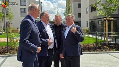 Bei der Ankunft in Heßdorf wurde Minister Bernreiter (r.) herzlich begrüßt, u. a. von Hermann Ruttmann (Schultheiß), MdL Walter Nussel und Bürgermeister Axel Gotthardt (v.l.)