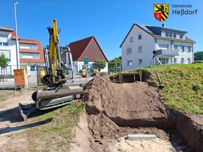 Es ist auch schweres Gerät im Einsatz, denn die Fundamte für die Spielgeräte müssen gut im Erdreich befestigt werden.