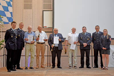 Eine Ehrung für 60 Jahre Mitgliedschaft im Feuerwehrverein erhielten Georg Baumüller, Bernhard Biermann, Josef Hümmer und Harald Geisler. (v.l.)