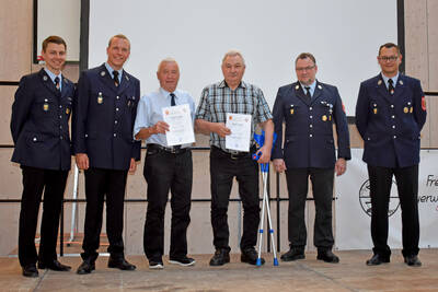 Manfred Frische (l.) und Konrad Nendel wurden für 50 Jahre Mitgliedschaft im Feuerwehrverein geehrt.