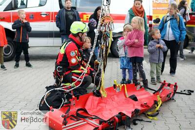 Die Floriansjünger der der Höhenrettungsgruppe der Werksfeuerwehr Schaeffler beantworteten geduldig die Fragen der Kinder zur gesamte Ausrüstung und wie eine doppelten Sicherung funktioniert.