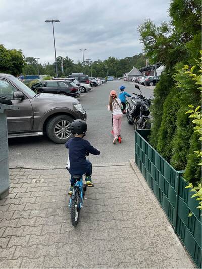 Das führt immer wieder zu gefährlichen Situationen für Fußgänger und Radfahrer, die sich dann dort durchschlängeln müssen. Aber auch Senioren mit Rollatoren oder Rollstuhlfahrer sind von der räumlichen Enge betroffen. Gefährliche Situationen, die bei gegenseitiger Rücksichtnahme vermeidbar sind.