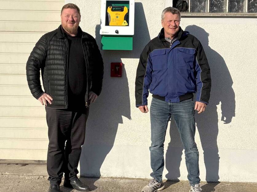 Neuer AED Defibrillator Mittelmembach
