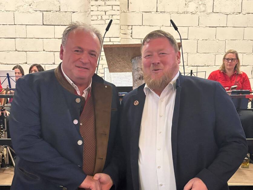 Axel Gotthardt gratuliert Walter Nussel zum 60. Geburtstag in Burgstall.