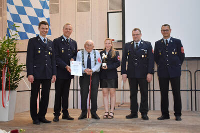 Mit Valentin Biermann wurde ein 97-jähriger Heßdorfer für seine 70-jährige Mitgliedschaft im Feuerwehrverein geehrt, der zudem auch sehr viele Jahre aktives und engagiertes Mitglied der Einsatzabteilung war.