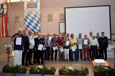 Die Mitglieder des Feuerwehrvereins Heßdorf, die für 40 Jahre Mitgliedschaft ausgezeichnet wurden.