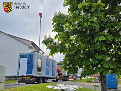 Die Container werden von einer Spedition geliefert. Die LKW müssen nah am Aufstellort und daher auch teils auf dem Gehweg parken, daher bitte Vorsicht in diesem Bereich!