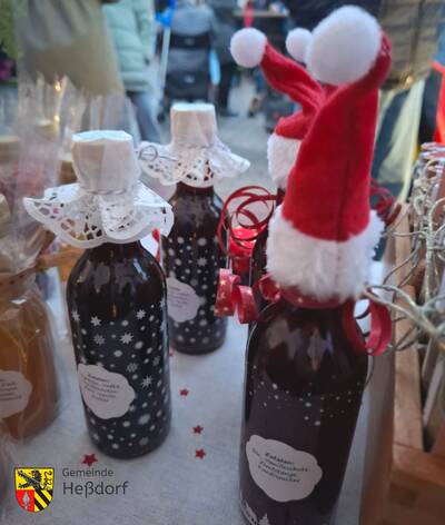 Am liebevoll dekorierten Stand wurden hausgemachte Liköre angeboten – ein echter Publikumsmagnet auf dem Adventsmarkt.