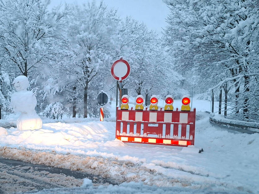 Straßensperrung wegen Schneebruch