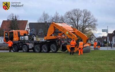 Nun konnte die Pflanzmaschine "Optimal 3000" auf den Rasen fahren und begann damit, mit dem sogenannten "Baumspaten" ein Pflanzloch auszuheben.