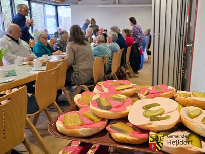 In der Vorbereitung der Veranstaltung haben die Organisatoren 90 Brötchen geschmiert und zahlreiche Kannen Kaffee und Tee gekocht.