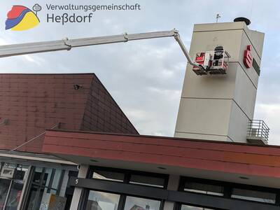 Nur damit gelangte die ausführende, ortansässige Firma an den Schlauchturm des ehemaligen Feuerwehrgerätehauses, an dem mehrere beleuchtete Sparkassen-Logos angebracht waren. 