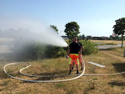 Mit dem am Gießsystem angeschlossenen Feuerwehrschlauch lassen sich auch große Flächen effektiv bewässern.