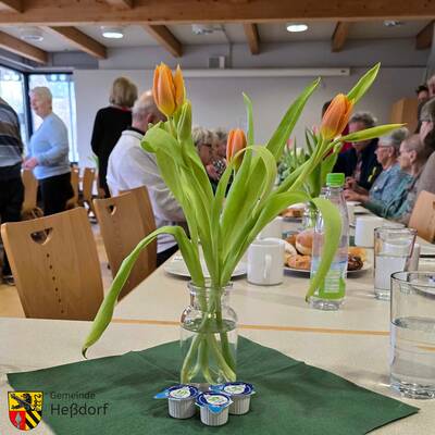 Die Tische waren hübsch eingedeckt und dekorativ mit frischen Blumen geschmückt.
