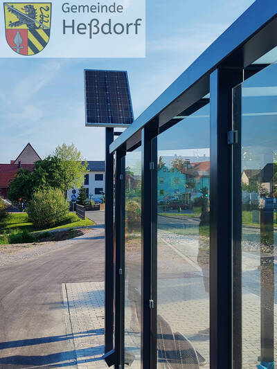 Die Beleuchtung des neuen Wartehäuschens wird über ein eigenes Solarpanel gespeist.